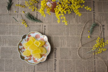 bir gazete arka plan üzerine bir daire içinde sarı jöle