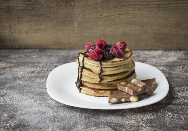 bir plaka üzerinde çilek ile dekore edilmiş krep