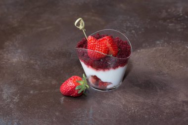 kahverengi zemin üzerine kırmızı kadife tatlı çilek kremalı standları