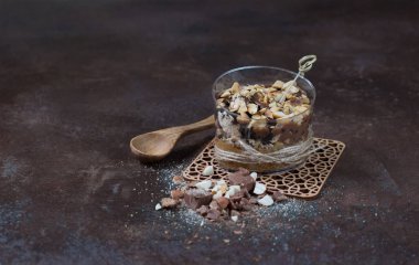 kahverengi bir arka plan üzerinde ceviz tatlı duruyor