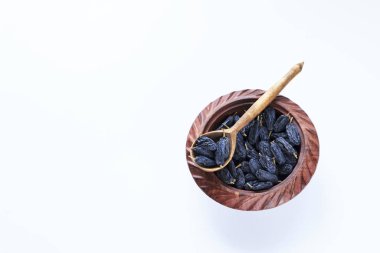 Doğal yemek pişirmek için beyaz arka planda taze kuru üzümler.