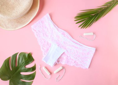 Pembe arka planda kadın iç çamaşırı, adet günleri konsepti, kadın hijyeni.