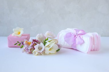 Hafif bir arkaplan üzerine günlük pedler, regl konsepti, hijyenik minimalizm