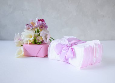 Sorunlu günlerde kadınların hijyen ürünleri ve arka planda bahar çiçekleri olan bir kutu, kadın sağlığı kavramı.