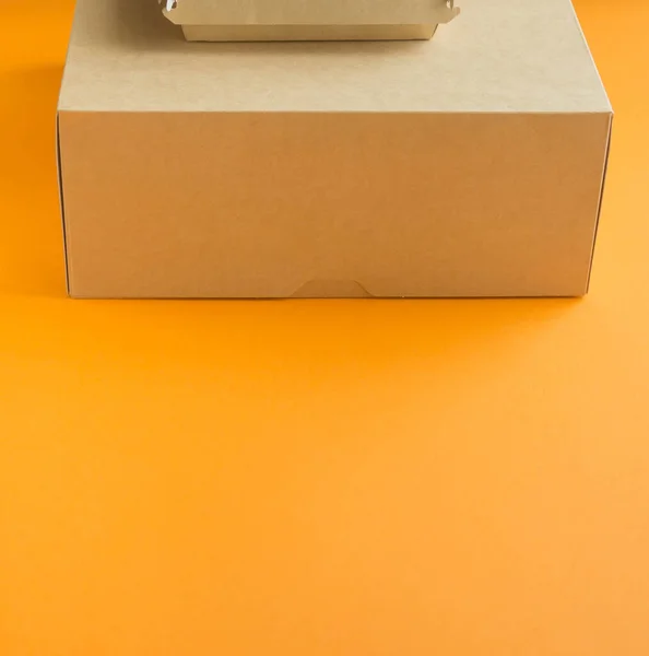 Бумажная Коробка Доставки Еды Лежит Оранжевом Бумажном Фоне Место Текста — стоковое фото