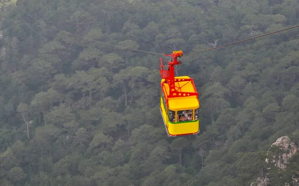 Teleférico nas montanhas. — Fotografia de Stock