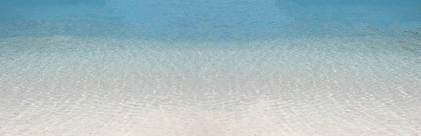 해변에서 투명 한 바다 물. — 스톡 사진