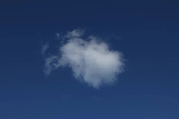 Blanc Petit Nuage Printanier Dans Ciel Bleu — Photo