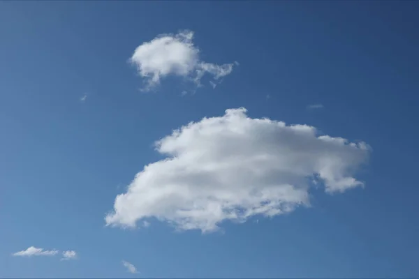 Mavi gökyüzünde beyaz, bahar küçük bulut.