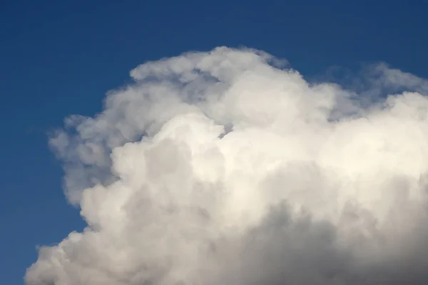 Weiße Frühlingshafte Kleine Wolke Blauen Himmel — Stockfoto