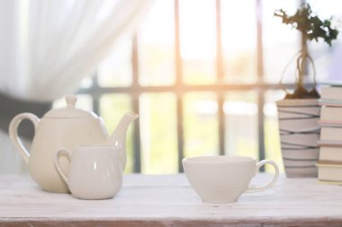 Stok fotoğraf küçük beyaz çay bardağı ve yan windows arka plan üzerinde izole bir su ısıtıcısı