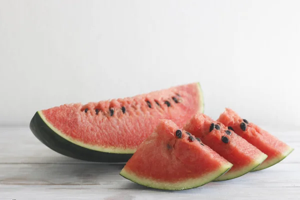 Foto stock Fresh sliced melancia fundo de madeira — Fotografia de Stock