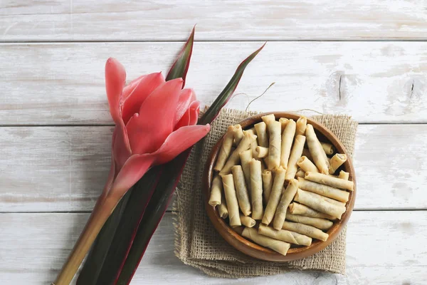 Stock Photo Fried Spring rouleaux de nourriture sur fond de bois — Photo