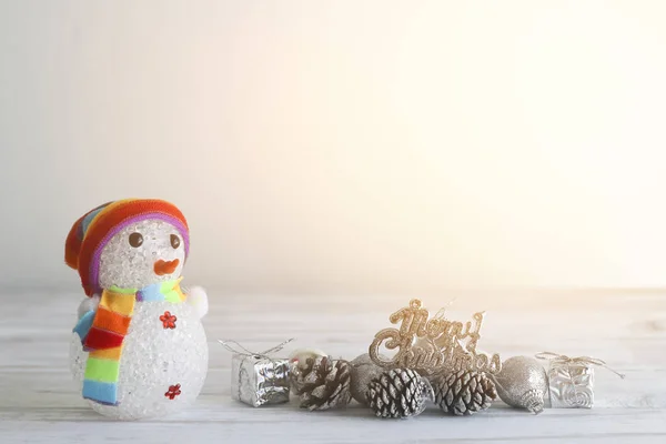 Voorraad foto Snowman stand optimisme en geluk in vrolijk Kerstmis en Nieuwjaar — Stockfoto