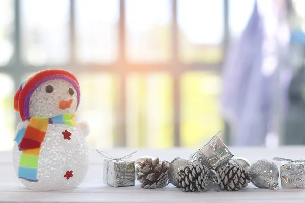 Stock Photo Snowman stoją zachować nadzieję i szczęście w Wesołych Świąt Bożego Narodzenia i nowy rok — Zdjęcie stockowe