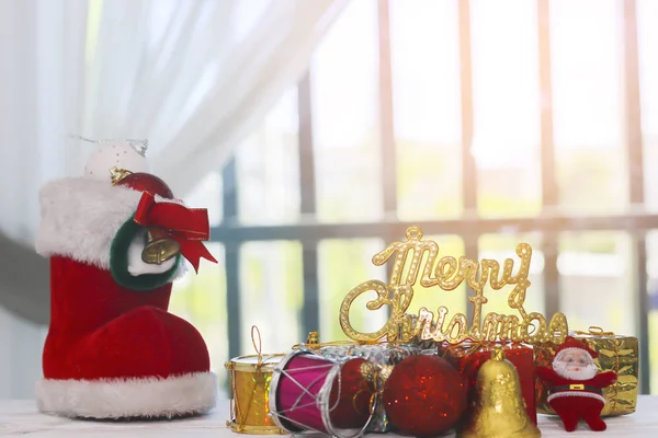 Foto stock Um Tag vermelho com um Feliz Natal Branco nele como fundo de Natal — Fotografia de Stock