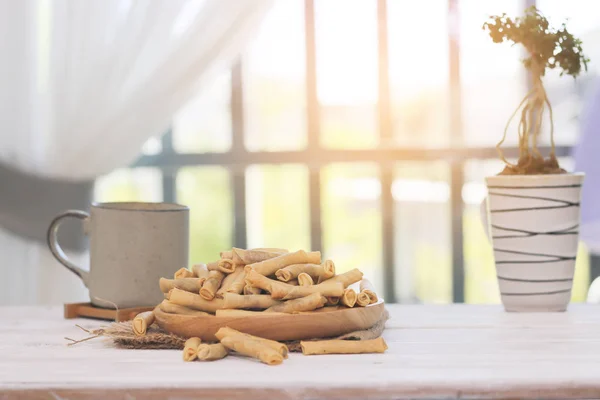 Foto Stock Fried Spring rotoli di cibo su sfondo di legno — Foto Stock