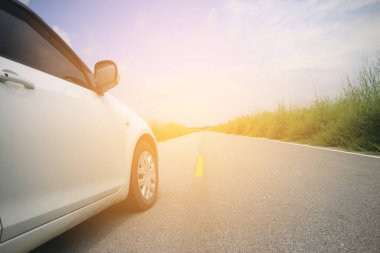 Günbatımı ve sokakta araba ile stok fotoğraf peyzaj