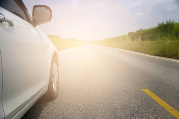 Stock Foto paisaje con puesta de sol y coche en la calle — Foto de Stock