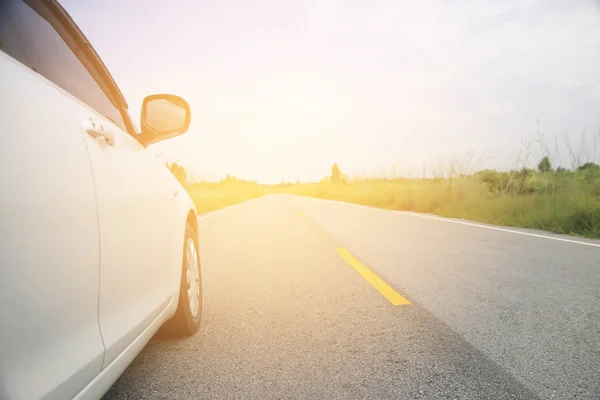 Stock Foto paisaje con puesta de sol y coche en la calle — Foto de Stock