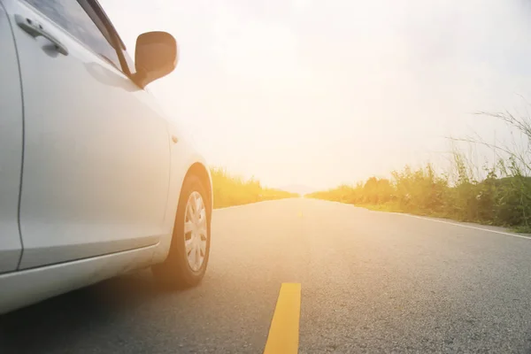 Stock Foto paisaje con puesta de sol y coche en la calle — Foto de Stock