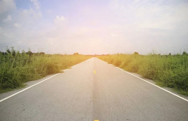 Stock Photo road.Nature road.Asphalt road.Blue ciel, nuages, route.Route à la campagne — Photo