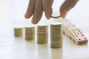 Stok fotoğraf para, finans, iş büyüme kavramı, elini koymak para madeni para yığmak için sikke