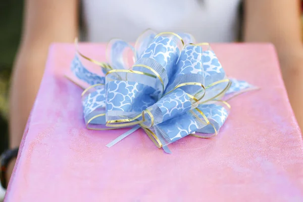 Stock Photo Close up shot of female hands holding a big gift — Stock Photo, Image