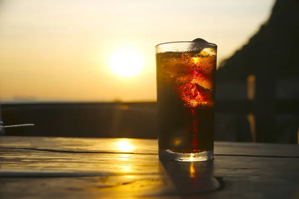 Склад Фото Свежие прохладительные напитки с солнечным светом сзади (Soft Focus ) — стоковое фото