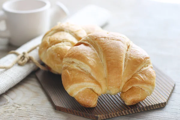 Stock nybakade foto smör croissant. Studio Foto. — Stockfoto