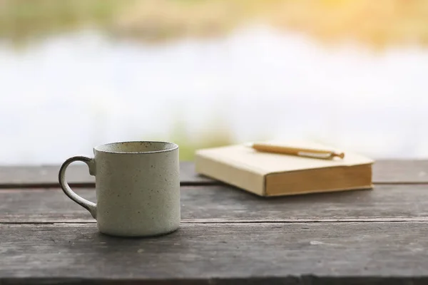 Stok fotoğraf boş beyaz defter, kalem ve fincan kahve fincanı ahşap masa — Stok fotoğraf