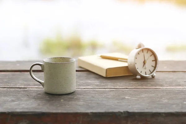 Stock Foto Tom vit anteckningsbok, penna och kopp kaffekopp på trä skrivbordet — Stockfoto