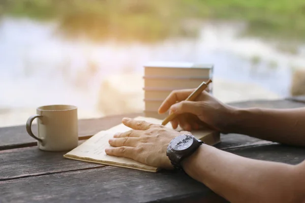 Czas pisania zdjęcie osoby na notebooku z filiżanki kawy na drewnianym stole — Zdjęcie stockowe