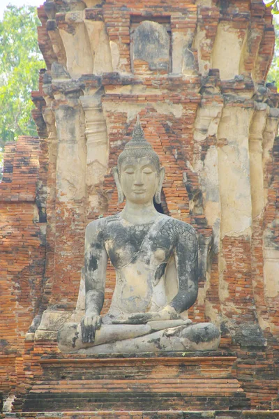 Statua Buddy zdjęcie starożytnej świątyni buddyjskiej Wat Mahathat, — Zdjęcie stockowe