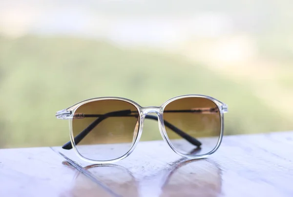 Foto d'archivio occhiali da sole disposti su tavolo in legno nel parco, moda stile vintage — Foto Stock