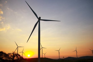 Hazır Fotoğraf - Rüzgar enerjisi gün batımında