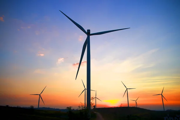 Archivbild - Windkraft bei Sonnenuntergang — Stockfoto