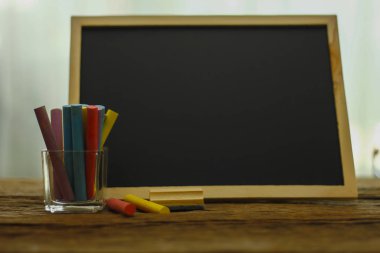 Hazır fotoğraf - yazı tahtası üzerinde renkli boya kalemi. Geri okul con için