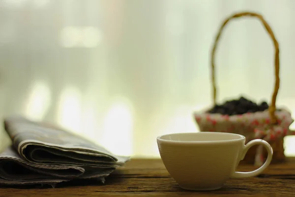 Stock Photo - Coupe de café et de journal sur table en bois — Photo