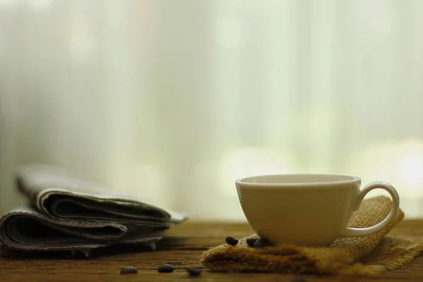 Archivbild - Tasse Kaffee und Zeitung auf Holztisch — Stockfoto