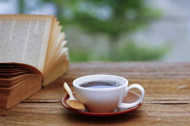 Fotoğraf - kahve fincanı ve ahşap masa kitap - vintage (eski stok) 