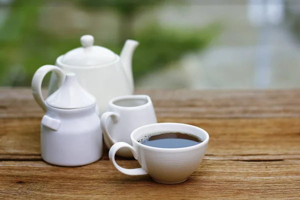 Foto stock - xícaras de café e leite na mesa arborizada — Fotografia de Stock