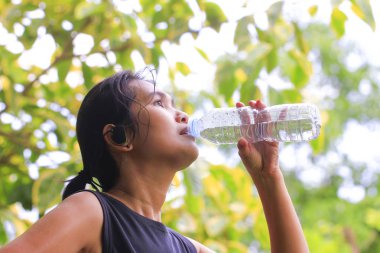 Hazır Fotoğraf - kadın yorgun ve içme suyu egzersiz sonrası. Zekâ