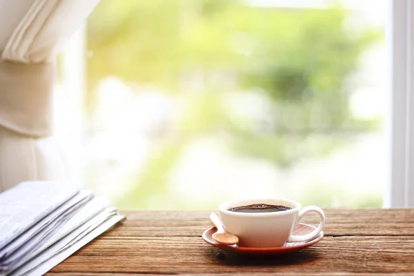 Koffie in de ochtend, kopje koffie met Kranten, in de buurt van de window.b — Stockfoto