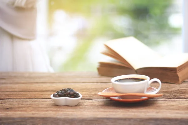 Archivbild - Tasse Kaffee mit Büchern am Morgen am Fenster — Stockfoto