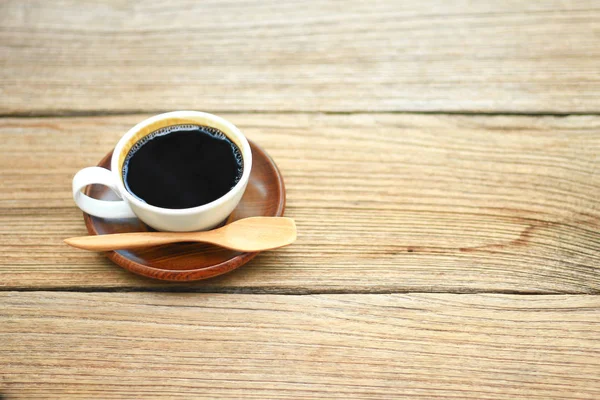 Stockfoto - närbild kaffekopp på trä bordet i mor — Stockfoto