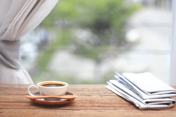 Café du matin, tasse de café avec journaux, près de la fenêtre.b — Photo