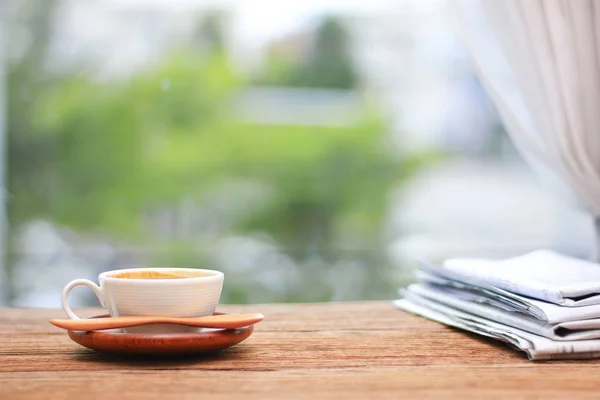 Morgonkaffe, fika med tidningar, nära window.b — Stockfoto