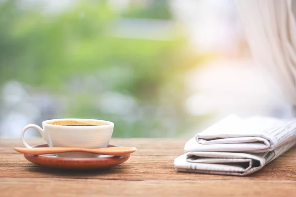 Morgonkaffe, fika med tidningar, nära window.b — Stockfoto
