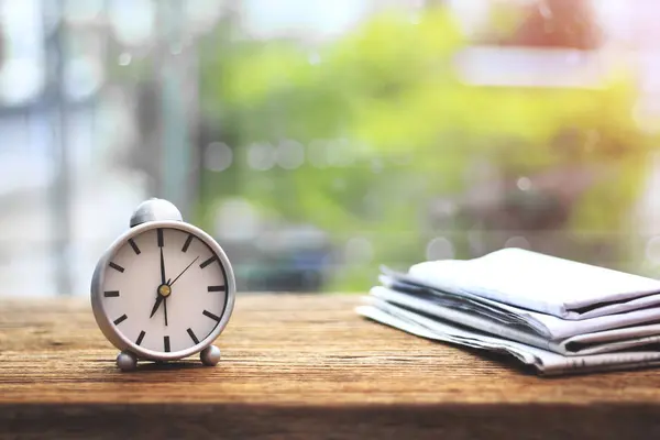 Foto de Stock - reloj despertador retro analógico en la mesa de madera —  Fotos de Stock